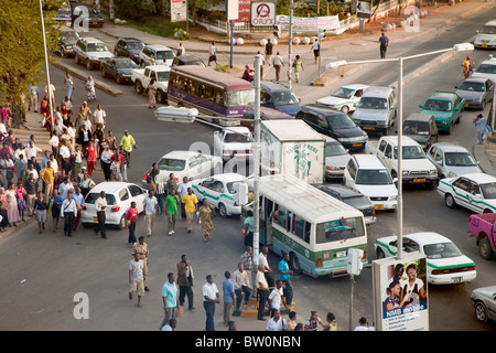 Dar es Salaam, Tanzania. Il traffico a angolo di Azikiwe India e strade. Foto Stock