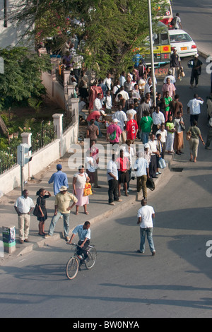 Dar es Salaam, Tanzania. I pedoni a angolo di Azikiwe India e strade. Foto Stock