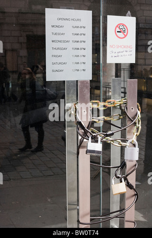 Bloccato vuoto negozio di calzature porte a Londra in Covent Garden, una vittima della recessione nel Regno Unito. Foto Stock