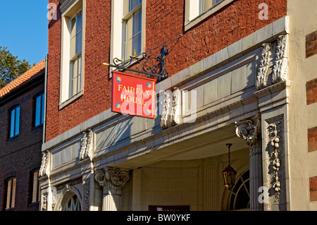 Primo piano di cartello appesa sopra Fairfax House Georgian Townhouse Museum e York Civic Trust Offices Castlegate York North Yorkshire England Foto Stock