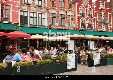 Markt, Bruges, Fiandre Orientali, Belgio, Europa. Persone a pranzo nel bar all'aperto intorno alla piazza storica Foto Stock