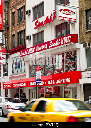 L'originale Sam Ash Music Store di Times Square è stato abbattuto, New York, USA Foto Stock