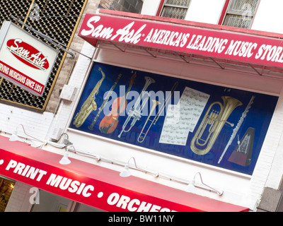 L'originale Sam Ash Music Store di Times Square è stato abbattuto, New York, USA Foto Stock