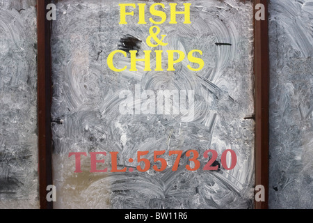 Emulsione cosparsa di vernice sulla finestra del pesce e del chip shop Top fare uno spuntino, una vittima della recessione in West Street Bristol. Foto Stock