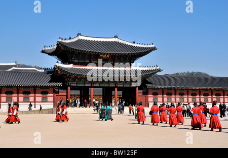 Modificare le protezioni cerimonia, il Palazzo Gyeongbokgung, Seoul, Corea del Sud Foto Stock
