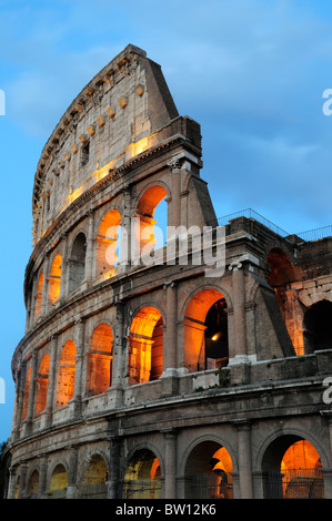 Colosseo di notte, vista in sezione trasversale che mostra tutti e quattro i livelli Foto Stock