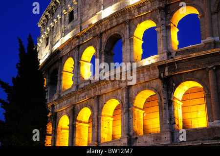 Colosseo di notte, vista in sezione trasversale che mostra tutti e quattro i livelli di notte con il cipresso Foto Stock