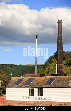 Birreria Harveys di Lewes, nel Sussex, con il South Downs in background Foto Stock