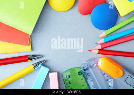 Close-up di vari oggetti necessari nella scuola il processo formativo Foto Stock