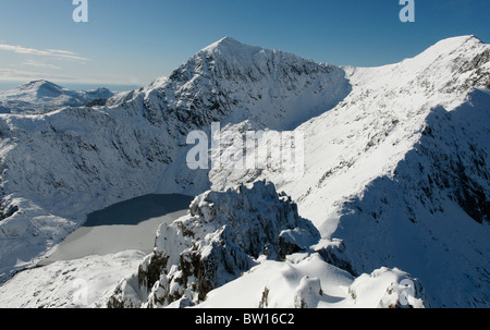 Snowdon Horseshoe in inverno, visto dal presepe Goch Foto Stock