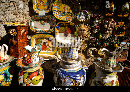 Italia, Toscana, Val d'Orcia, bagno Vignoni, souvenir artigianali all'esterno di un negozio Foto Stock
