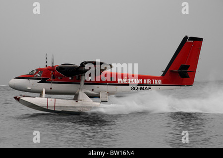 Maldiviano taxi aereo twin otter DHC6 prendendo il largo tenendo villeggiante torna all aeroporto maschio Foto Stock