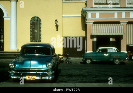 Una vecchia vettura americana nella città cubana di Cienfuegos. Foto Stock