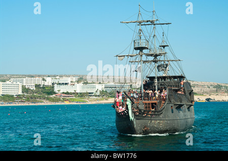 Nave La Perla Nera da film i pirati dei Caraibi in Agia-Napa, porto di Cipro. Mediterraneo, Cipro, Europa Foto Stock