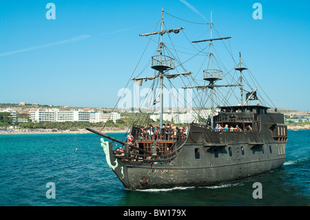 Nave La Perla Nera da film i pirati dei Caraibi in Agia-Napa, porto di Cipro. Mediterraneo, Cipro, Europa Foto Stock