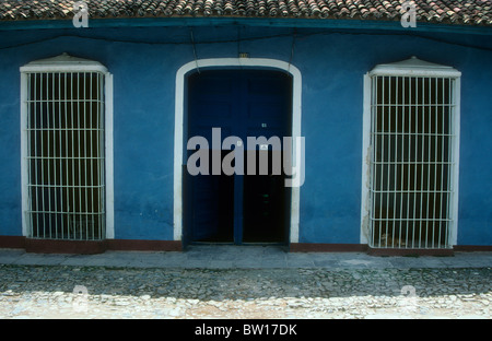 Tipico bloccate windows su un edificio in Trinidad, Cuba. Foto Stock