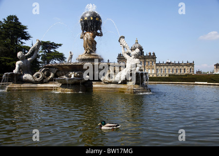 La fontana di ATLAS Castle Howard North Yorkshire MALTON North Yorkshire Inghilterra Castle Howard North Yorkshire 22 Maggio 2010 Foto Stock