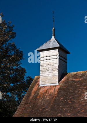 Torre di legno su la Chiesa di San Nicola in Freefolk vicino a Whitchurch Hampshire REGNO UNITO Foto Stock
