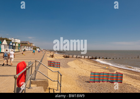 Persone lungo il lungomare di Southwold , Suffolk , Inghilterra , Gran Bretagna , Regno Unito Foto Stock