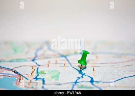 Spingere il perno in una colorata mappa Foto Stock