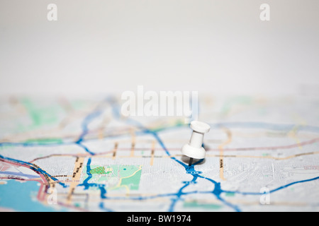 Spingere il perno in una colorata mappa Foto Stock