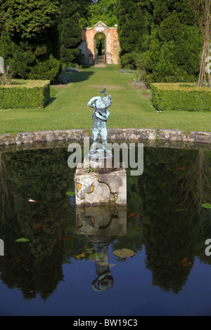 Statua POND Castle Howard nello Yorkshire del nord Inghilterra MALTON North Yorkshire Inghilterra Castle Howard North Yorkshire 22 Maggio 2010 Foto Stock