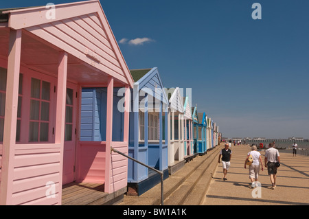 Persone lungo il lungomare di Southwold , Suffolk , Inghilterra , Gran Bretagna , Regno Unito Foto Stock