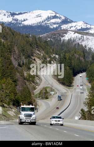 Veicoli viaggiano sulla Interstate 80 vicino Donner Pass nelle montagne della Sierra Nevada, in California, Stati Uniti d'America. Foto Stock