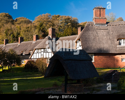 Manor Cottage uno dei più lunghi edifici con tetto in paglia in Inghilterra nel Freefolk vicino Whitchurch Hampshire Foto Stock