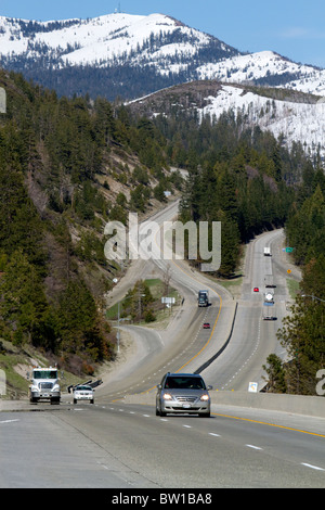 Veicoli viaggiano sulla Interstate 80 vicino Donner Pass nelle montagne della Sierra Nevada, in California, Stati Uniti d'America. Foto Stock