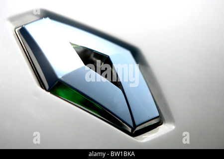 Il monogramma Renault o logo sul cofano di una Renault Clio Sport. Foto Stock
