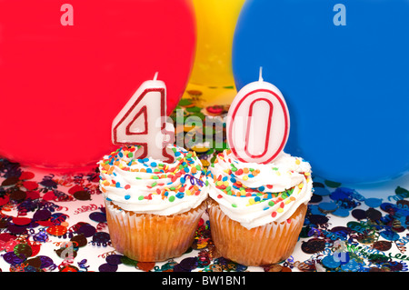 Celebrazione con palloncini, coriandoli, cupcake e numero 40 candela. Foto Stock
