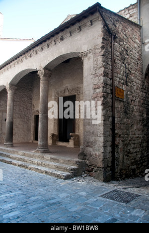 Facciata del VIII secolo la Chiesa (Chiesa di Santa Maria Impensole, Narni, Umbria Foto Stock