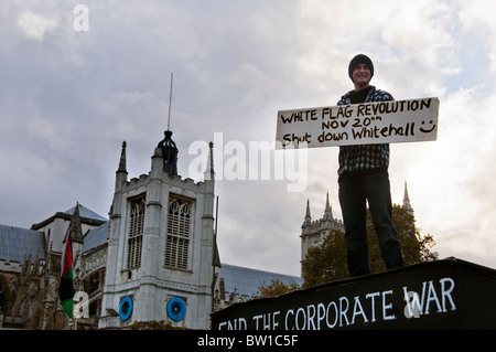 Protesta sulla sommità dell'edificio per protestare contro le politiche del governo Foto Stock