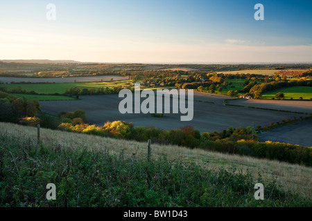 Visualizza in basso verso il villaggio di Sydmonton da Watership Down vicino Kingsclere Hampshire REGNO UNITO Foto Stock