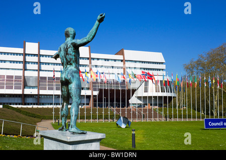 Statua greca di Poseidone - Nettuno e Consiglio d'Europa edificio, Palais de l'Europe, Strasburgo, Alsazia, Francia, Europa Foto Stock