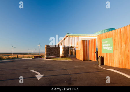 Whitelee wind farm e centro visiter su Eaglesham Moor vicino a Glasgow in Scozia, Regno Unito, è il più grande d'Europa onshore wind farm Foto Stock