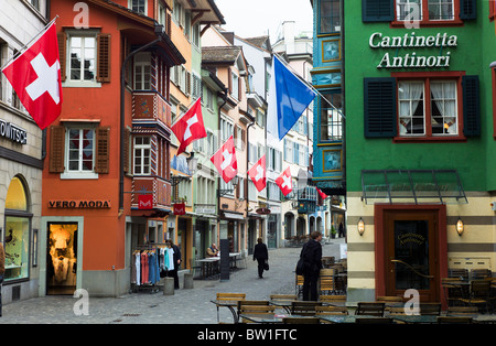 Ristoranti & SWISS FLAGS AUGUSTINER GASSE STREET OLD TOWN ZURIGO SVIZZERA Foto Stock