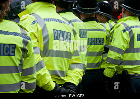 Righe di giacche di polizia presso i lavoratori marzo contro i tagli di coalizione birmingham Foto Stock