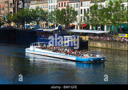 BATORAMA tour in barca sul fiume Ill e Quai des Pêcheurs pescatori QUAY BARGE WATERFRONT CASE STRASBURGO ALSACE FRANCIA Foto Stock