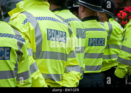 Righe di giacche di polizia presso i lavoratori marzo contro i tagli di coalizione birmingham Foto Stock