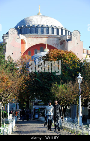 ISTANBUL, Turchia. Una giovane coppia camminare nei pressi di Haghia Sophia nel quartiere di Sultanahmet. 2010. Foto Stock