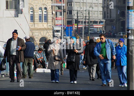 ISTANBUL, Turchia. Pedoni che attraversano il ponte Galata sopra il Golden Horn, con Karakoy distretto in background. 2010. Foto Stock