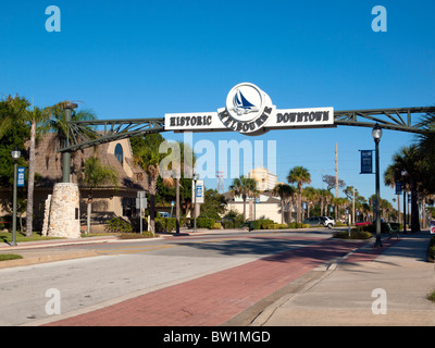 New Haven viale che conduce al centro storico di Melbourne sulla costa orientale della Florida USA Foto Stock