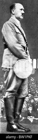 Hitler, Norimberga, 1938 foto di Der Führer permanente per l'attenzione a un nazista rally, con il cappello in mano Foto Stock
