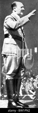 Hitler, Norimberga, 1938 foto di Der Führer parlando a un nazista rally, con il cappello in mano Foto Stock