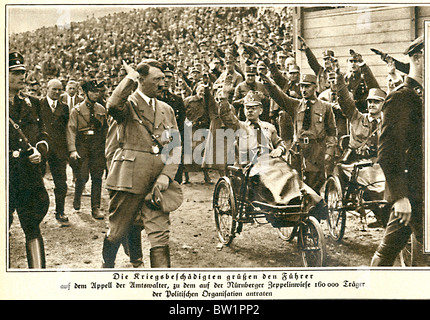 Hitler, Norimberga, 1933 foto del Führer salutato dai veterani di guerra in un rally nella città bavarese Foto Stock