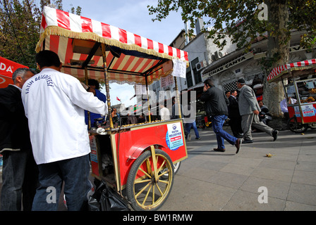 ISTANBUL, Turchia. Un venditore ambulante di vendita castagne calde su Yeniceriler Caddesi dal Grand Bazaar (Kapali Carsi). 2010. Foto Stock