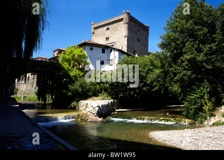 Dove i due fiumi si incontrano, il Rio Quiviesa fluisce nel Rio Deva a Potes, Liébana Valley, Cantabria, Spagna, il XV secolo Foto Stock