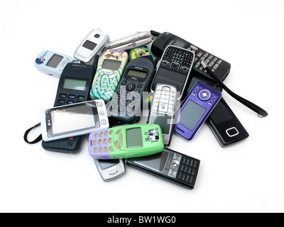Una pila di vecchi e nuovi telefoni cellulari Nokia, Samsung, LG, Motorola, Phillips e Sony Ericsson Foto Stock